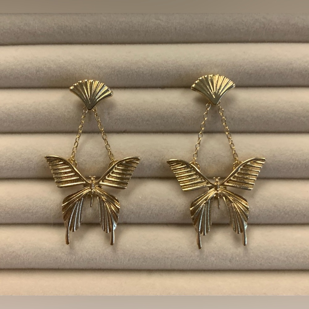 🦋 Golden Butterfly Dangle Earrings - Picture 5 of 9